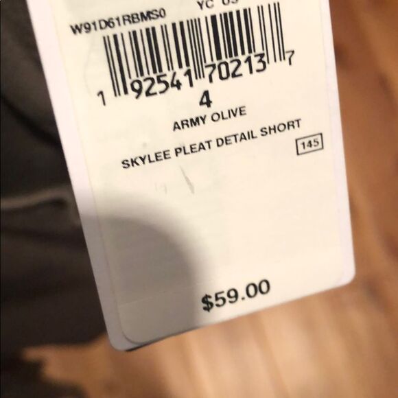 Pleaded Olive shorts - Picture 10 of 11